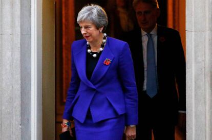 Theresa May y su ministro de Economía, Philip Hammond, salen del 10 de Downing Street, en Londres, el 31 de octubre.