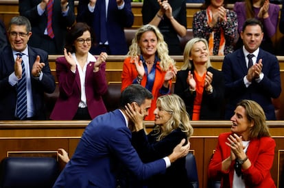 Yolanda Díaz felicita a Pedro Sánchez tras su investidura como presidente del Gobierno.