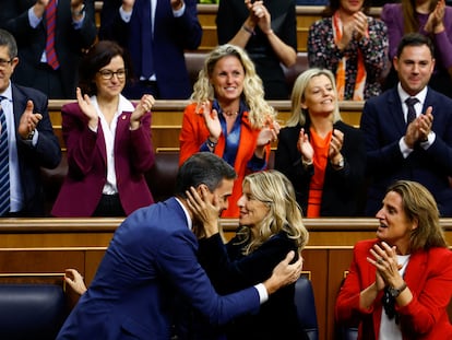 Yolanda Díaz felicita a Pedro Sánchez tras su investidura como presidente del Gobierno.