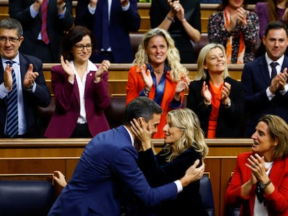 La vicepresidenta en funciones, Yolanda Diaz, felicita a Pedro Sánchez tras ser reelegido presidente del Gobierno, este jueves en el Congreso.