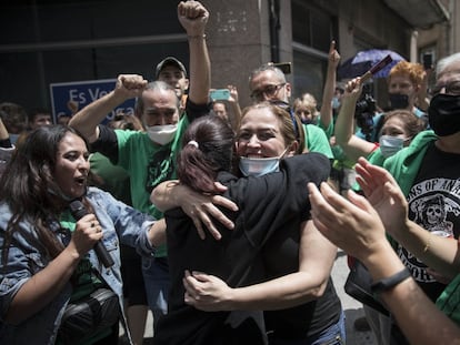 Liliana se abraza a activistas de la PAH tras paralizar el desahucio