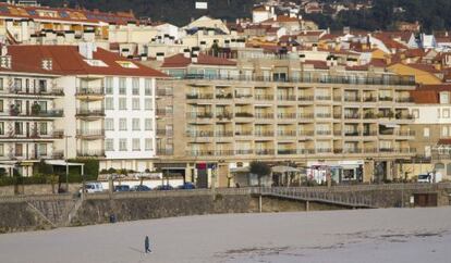 Vista de la fachada marítima de Sanxenxo (Pontevedra) tras el auge urbanístico.