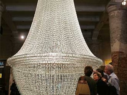 Lámpara hecha con tampones, de Joana Vasconcelos.