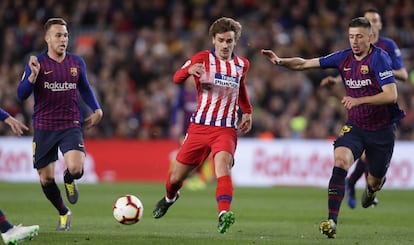 El delantero del Atlético Antoine Griezmann compite por el balón con Arthur.