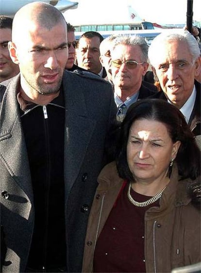 Zidane, acompañado de su madre en su llegada a Argel