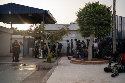 Varios inmigrantes acceden al CETI de Melilla, este jueves.