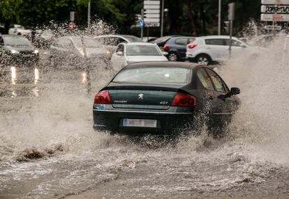 Gran balsa de agua creada en la Via Lusitana (Carabanchel) tras la gran tormenta caída esta tarde en la capital.