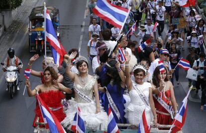 Manifestantes protestan por las calles de Bangkok (Tailandia). Los manifestantes marcharon pacíficamente y en ambiente festivo hacia siete intersecciones donde el domingo por la tarde levantaron barricadas con sacos de arena, vallas y bloques de cemento para colapsar el tráfico de la ciudad de unos 10 millones de habitantes.