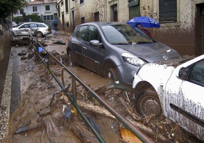 Medios portugueses han preguntado al presidente del país, Aníbal Cavaco Silva, Cuando han preguntado si las abundantes obras en la isla hayan incrementado la vulnerabilidad ante las inundaciones, el presidente eludió responder. "Madeira necesita toda nuestra solidaridad y ayuda para reconstruir un mundo que fue destruido", ha dicho.