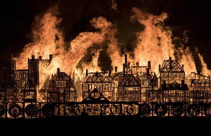 Una maqueta de 120 metros del Londres del siglo XVII arde tras una narración dramática de la historia del Gran Incendio de Londres, en Inglaterra.