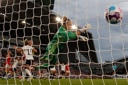 Sandra Paños encaja en el segundo gol de Alemania.