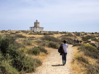 <a href="https://www.alicanteturismo.com/isla-tabarca-alicante" target="_blank">Tabarca</a>, una islita de la costa de Alicante, frente a Santa Pola, se llama así porque aquí recalaron refugiados genoveses expulsados de la ciudad tunecina de Tabarka en el siglo XVIII. Algunos fueron a Cerdeña, donde todavía conservan su dialecto, mientras que otros se establecieron en este trozo de tierra alicantina, de ahí que entre sus sesenta residentes fijos haya muchos apellidos italianos. Es la isla habitada más pequeña de España, con apenas dos kilómetros de largo por los que en verano se reparte una veintena de chiringuitos que llenan a diario los centenares de turistas que van y vienen en el día en barco.