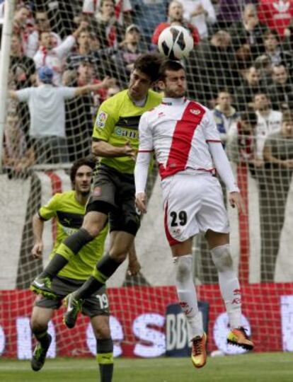 Leo Baptistao y Capdevila pugnan por el balón