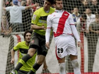 Leo Baptistao y Capdevila pugnan por el balón