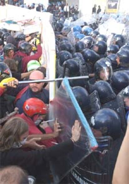 Manifestantes antiglobalización se enfrentan a la policía, ayer, en Roma.