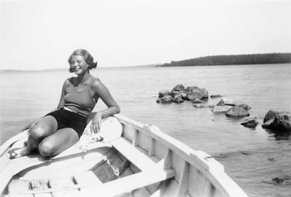 Ingrid Bergman toma el sol en una barca en el lago Mälaren, en 1932.