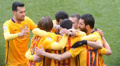 Los jugadores del Barcelona celebran el gol de Munir.