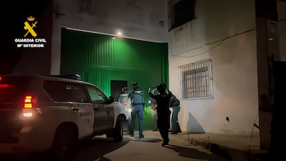 Agentes de la Guardia Civil en el momento de entrar en una de las naves utilizadas para fabricar y almacenar tabaco ilegal en la provincia de Sevilla. / MINISTERIO DEL INTERIOR