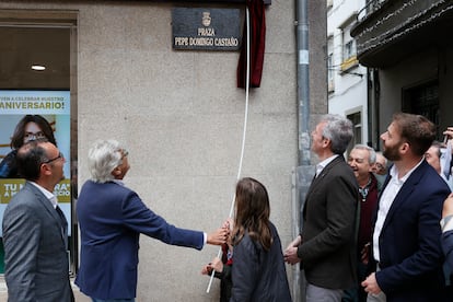 El presidente de la Xunta, Alfonso Rueda, (segundo por la derecha) asiste al descubrimiento de la placa con el nombre del periodista padronés Pepe Domingo Castaño (segunda por la izquierda), en presencia del alcalde, Antonio Angueira, en Padrón (A Coruña), el 25 de marzo de 2023.