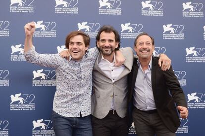 Desde la izquierda, Peter Lanzani, el director Pablo Trapero y Guillermo Francella, hoy en Venecia.