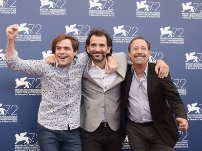 Desde la izquierda, Peter Lanzani, el director Pablo Trapero y Guillermo Francella, hoy en Venecia.