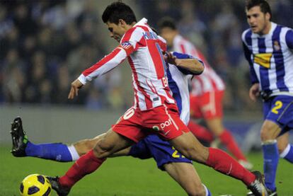 Agüero desborda a la zaga blanquiazul en uno de los ataques del Atlético.