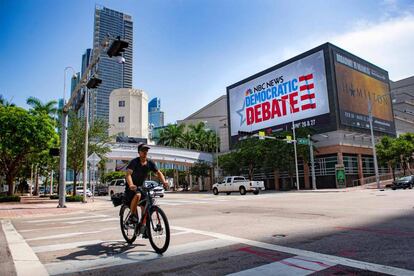 Un ciclista pasa frente al centro que acogerá los debates demócratas este miércoles y jueves en Miami.