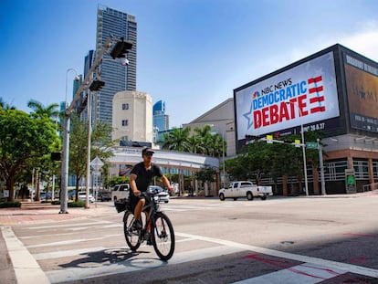 Un ciclista pasa frente al centro que acogerá los debates demócratas este miércoles y jueves en Miami.