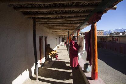 Monjes budistas indios descansan después de la tarde 'puja' en el monasterio Tnagyud Gompa.