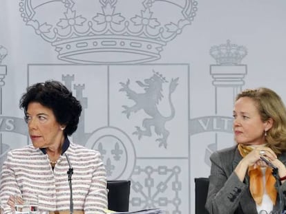 Las ministras de Hacienda María Jesús Montero, ministra Portavoz Isabel Celaá, y de Economía Nadia Calviño.