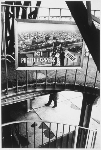 'París, Torre Eiffel' (1962), obra de Ramón Masats (1931). El fotógrafo catalán es otro de los autores que se unió al grupo almeriense.
