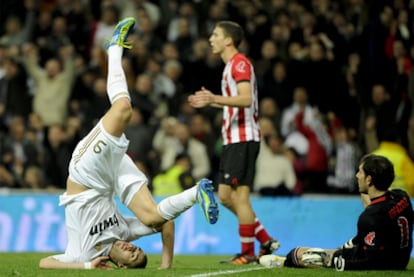 Benzema se cae durante el partido