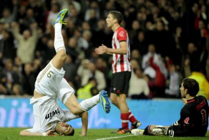 Benzema se cae durante el partido