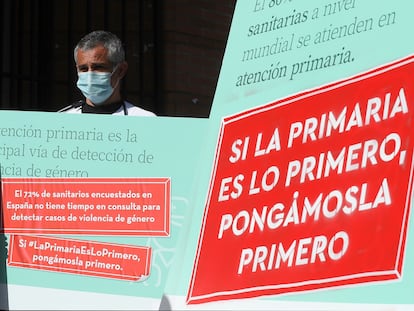 Concentración a la entrada del Centro de Salud Daroca, en Madrid, para protestar por la situación de la atencion primaria en abril de 2021.