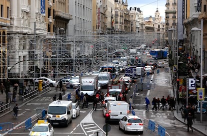 Vista de la Gran Vía durante el primer día laborable y escolar tras el cierre al tráfico por Navidad, el 5 de diciembre de 2016.