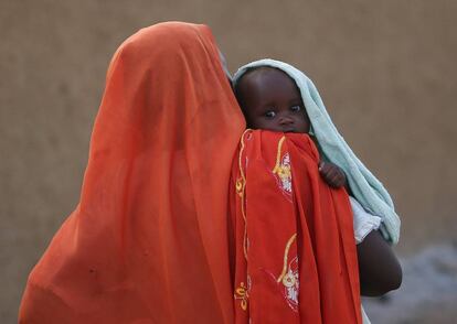 Un mujer sudanesa con su hijo en un campo de refugiados en Darfur, Sudán.