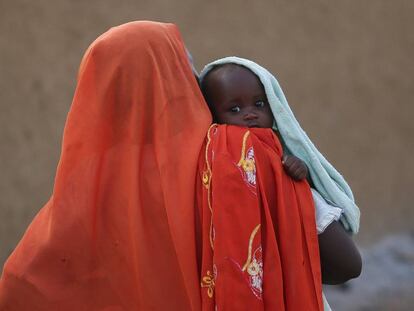 Un mujer sudanesa con su hijo en un campo de refugiados en Darfur, Sudán.