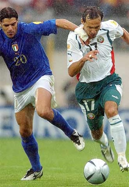 Martin Petrov lucha con Perrotta en un partido con Bulgaria.