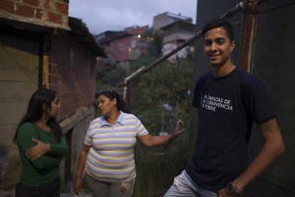 Giorgina Cumarín, a la izquierda, conversa con Yanara Tovar ante Jesús Delgado en la entrada a la quebrada de Catuche en el barrio Portillo. “En un país en el que encabeza las ciudades más violentas del mundo, el primer paso para enfrentar este problema es asumir que aquí se mata porque se puede”, asegura Giorgina Cumarín de Caracas Mi Convive, una organización que trabaja por un país de convivencia desde la organización de comunidades en el marco de la prevención de violencia.