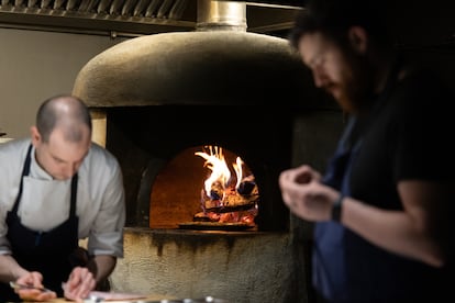 El horno de leña preside la cocina del restaurante.