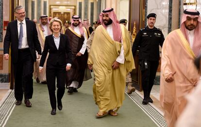 La presidenta de la CE, Ursula von der Leyen, junto a Mohammad bin Salman