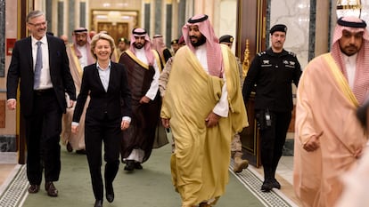 La presidenta de la CE, Ursula von der Leyen, junto a Mohammad bin Salman.