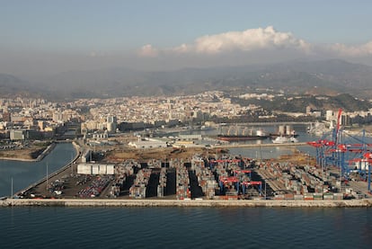 Vista aérea del puerto y la ciudad de Málaga.