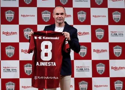 Iniesta se ha desplazado a Tokio tras disputar el pasado domingo su último partido con la camiseta azulgrana y recibir un homenaje por parte de su afición, y se incorporará a su nuevo equipo después del Mundial de Rusia, cuando se reanuda la liga nipona tras su parón estival. En la imagen, Andrés Iniesta con la comiseta de su nuevo equipo el Vissel Kobe.