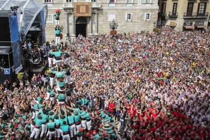 Los &lsquo;castellers&rsquo; de Vilafranca poco antes de completar su &lsquo;3 de 9 amb folre i agulla&rsquo;.