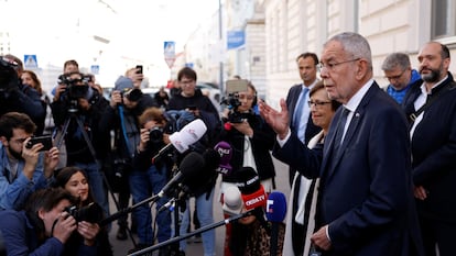 El presidente de Austria, Alexander Van der Bellen, junto a su esposa, Doris Schmidauer, atiende a los medios tras votar este domingo en Viena.