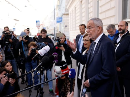 El presidente de Austria, Alexander Van der Bellen, junto a su esposa, Doris Schmidauer, atiende a los medios tras votar este domingo en Viena.