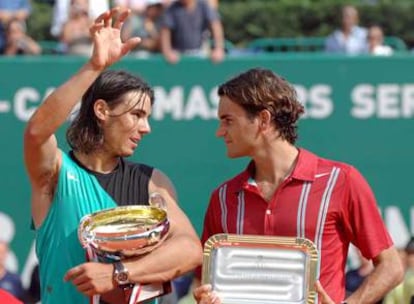 Rafa Nadal y Roger Federer hablan en la entrega de trofeos tras la final de Montecarlo.