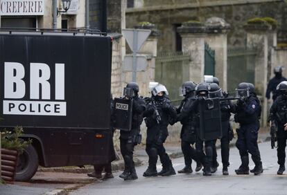 Miembros de las fuerzas casa por casa en Longpont. El Gobierno ha puesto en alerta mxima la regin.