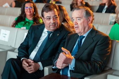 El presidente de Extremadura, Guillermo Fernández Vara y el presidente del Instituto de Empresa Familiar, Andrés Sendagorta en el Congreso de la Empresa Familiar en Cáceres.
